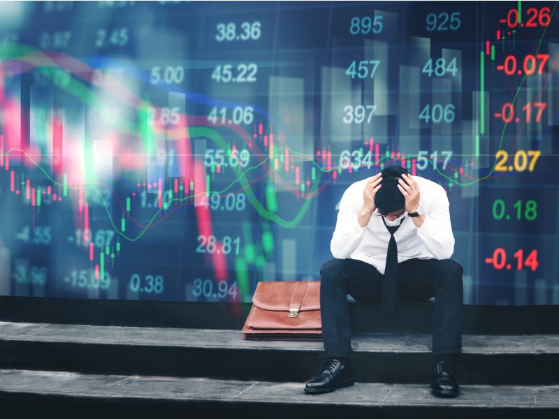 Perché i mercati crollano in tempo di crisi: fattori emozionali e strategie